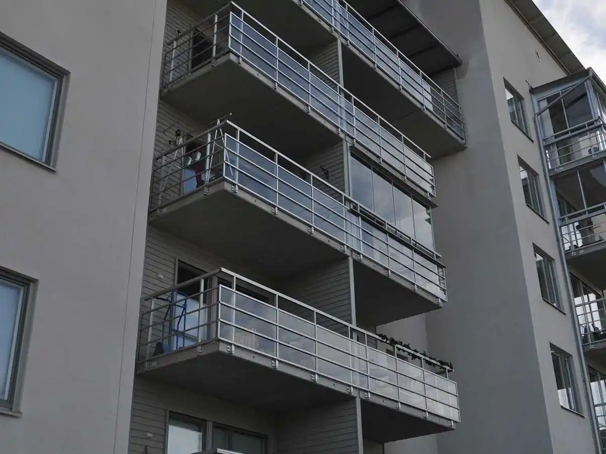 balkonger i betong betongbalkong av betongelement på lägenhetsfastighet