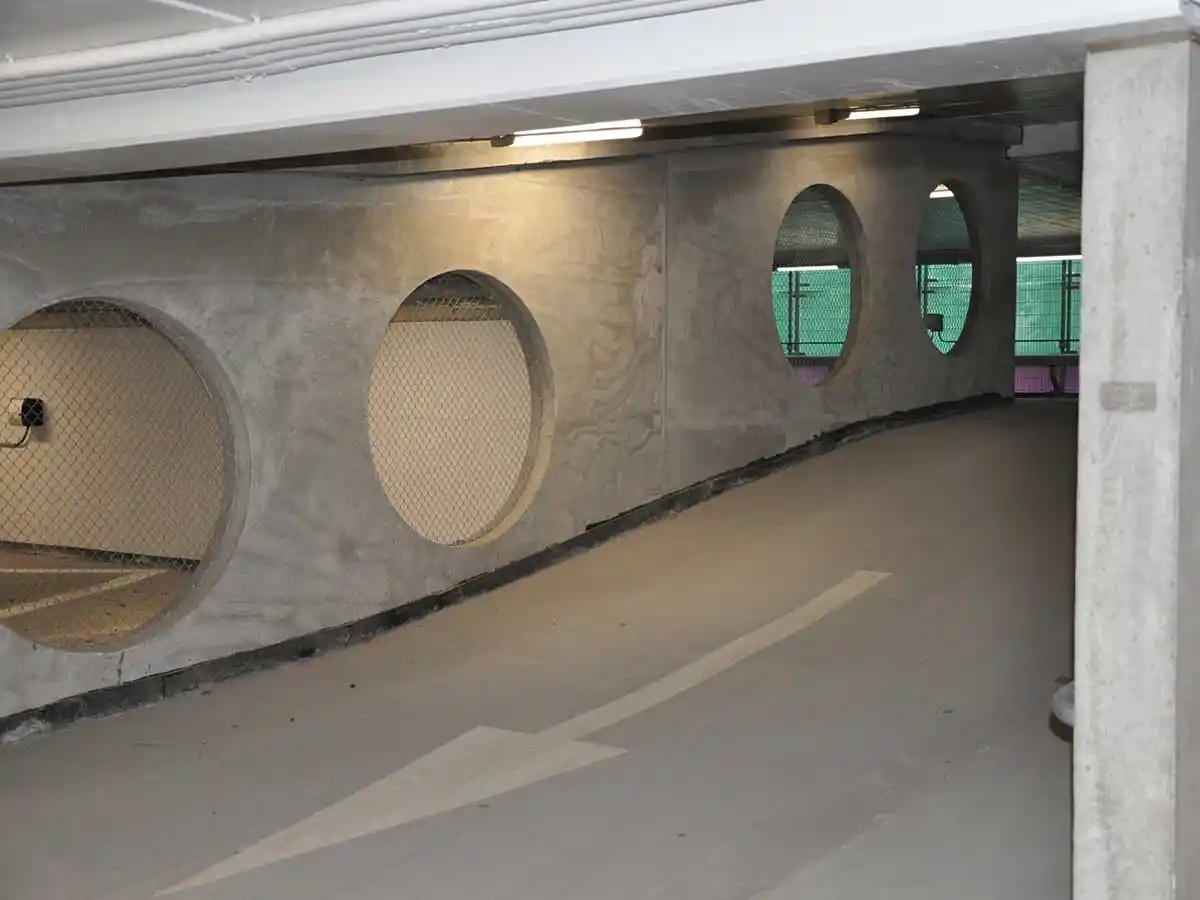 Innervägg i betong i flerbilsgarage