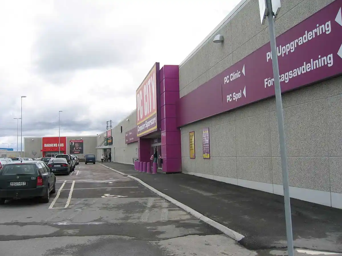 sandwichväggar sandwichelement på butiksfasad